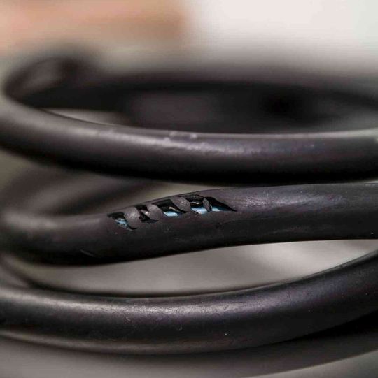 In der Lebensmittel- und Getränkeindustrie sind Kabel besonderen Belastungen ausgesetzt. Werden Kabel verwendet, die nicht darauf ausgelegt sind, kann es schnell gefährlich werden. In der Lebensmittel- und Getränkeindustrie sind Kabel besonderen Belastungen ausgesetzt. Werden Kabel verwendet, die nicht darauf ausgelegt sind, kann es schnell gefährlich werden.