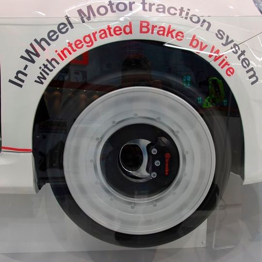 Zwei Brembo-Neuheiten auf einen Streich: Im auf der IAA vorgestellten elektrischen Radmodul sitzt die rein elektisch betätigte Scheibenbremse. Zwei Brembo-Neuheiten auf einen Streich: Im auf der IAA vorgestellten elektrischen Radmodul sitzt die rein elektisch betätigte Scheibenbremse.
