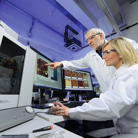 Abb. 1: Laborleiter Alexander Karbach und Doktorandin Dina Gabriel am Rasterkraftmikroskop im Labor für Oberflächen- und Festkörperanalytik der Currenta in Leverkusen. Abb. 1: Laborleiter Alexander Karbach und Doktorandin Dina Gabriel am Rasterkraftmikroskop im Labor für Oberflächen- und Festkörperanalytik der Currenta in Leverkusen.