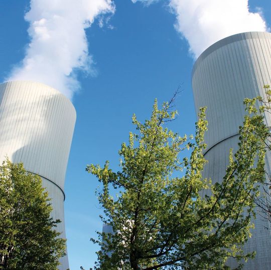 Abb. 1: Um den riesigen Bedarf an elektrischer Energie für Industrie und andere Verbraucher zu decken, sind in Deutschland neben anderen Energieerzeugern zahlreiche Wärmekraftwerke in Betrieb. Abb. 1: Um den riesigen Bedarf an elektrischer Energie für Industrie und andere Verbraucher zu decken, sind in Deutschland neben anderen Energieerzeugern zahlreiche Wärmekraftwerke in Betrieb.
