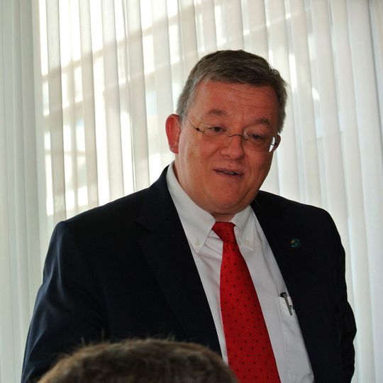 VDMA-Geschäftsführer Brodtmann stellte die Borschüre für den Wachstumsmarkt Afrika in Frankfurt vor.