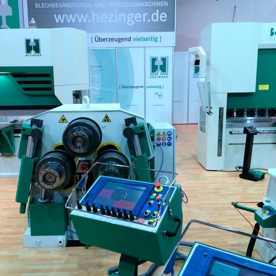 Ein breites Standardprogramm von Abkantpressen, Tafelscheren, Rundbiegemaschinen, Wasserstrahl- und Plasmaanlagen sowie individuelle Maschinenlösungen bietet Hezinger an. Ein breites Standardprogramm von Abkantpressen, Tafelscheren, Rundbiegemaschinen, Wasserstrahl- und Plasmaanlagen sowie individuelle Maschinenlösungen bietet Hezinger an.