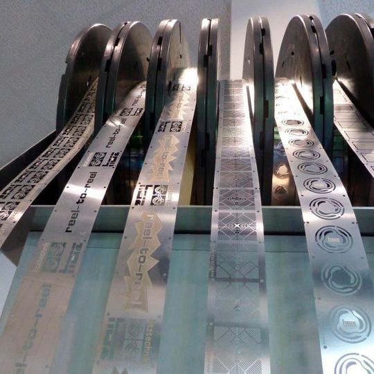 Mit Reel-to-Reel-Technik können große Serienmengen in Bändern bis 200 m Länge geätzt werden. Mit Reel-to-Reel-Technik können große Serienmengen in Bändern bis 200 m Länge geätzt werden.