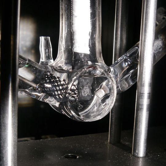 Wasserstoffgas aus Sonnenlicht: Mit der innovativen Rekordzelle wird Wasser durch Lichteinstrahlung direkt in seine Bestandteile Wasserstoff und Sauerstoff zerlegt.