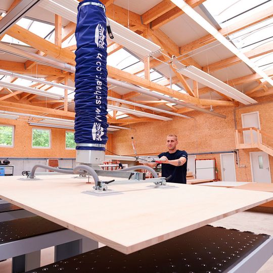 Der Vakuum-Schlauchheber Jumbo-Flex 300 von Schmalz soll schwere Holzplatten mühelos aufnehmen und beschickt die Zuschnittmaschine bei Ziehli schnell und ergonomisch. Der Vakuum-Schlauchheber Jumbo-Flex 300 von Schmalz soll schwere Holzplatten mühelos aufnehmen und beschickt die Zuschnittmaschine bei Ziehli schnell und ergonomisch.