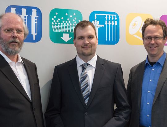 Der Preisträger des Eberhard-Gerstel-Preises 2014: Dr. Jakob Haun (m.) mit dem Preisstifter Eberhard G. Gerstel (l.) und Promotionsbetreuter Dr. Torsten Teutenberg vom Institut für Energie- und Umwelttechnik in Duisburg. Der Preisträger des Eberhard-Gerstel-Preises 2014: Dr. Jakob Haun (m.) mit dem Preisstifter Eberhard G. Gerstel (l.) und Promotionsbetreuter Dr. Torsten Teutenberg vom Institut für Energie- und Umwelttechnik in Duisburg.