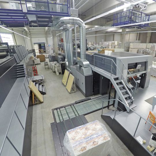 70 bis 100 kW/h spart Hepack ein, indem die Trockner an den Verpackungsdruckmaschinen mit Heißluft aus einem BHKW vorgeheizt werden und die Abwärme besser genutzt wird. 70 bis 100 kW/h spart Hepack ein, indem die Trockner an den Verpackungsdruckmaschinen mit Heißluft aus einem BHKW vorgeheizt werden und die Abwärme besser genutzt wird.