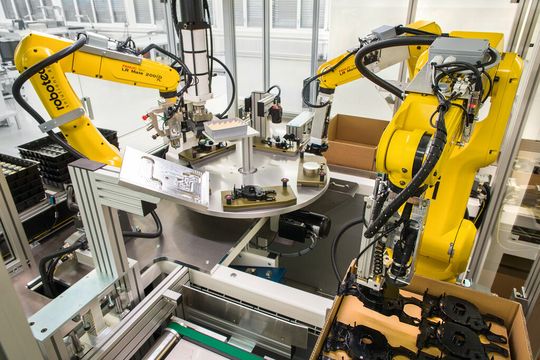 Für die Montage von Motorprintträgern hat Wild& Küpfer AG eine neue Montageanlage in Betrieb genommen. Für die Montage von Motorprintträgern hat Wild& Küpfer AG eine neue Montageanlage in Betrieb genommen.