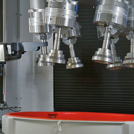 Die beiden Schleppfinishanlagen des Entgratsystems bei Walter verfügen je über sechs Arbeitsspindeln. Für das genaue Roboterhandling wurde ein Sicherheits-Bestückungskonzept entwickelt.