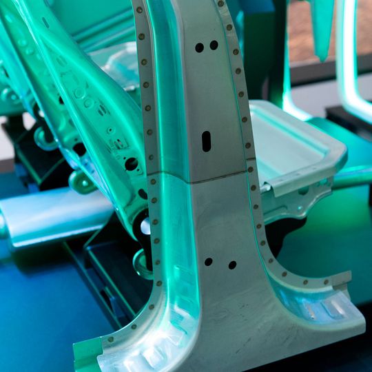 Der Hybridwerkstoff Tribond bietet neue Perspektiven, unter anderem für B-Säulen. Der aus unterschiedlichen Stahlgüten aufgebaute Verbundwerkstoff ermöglicht es, unterschiedliche, teils konträre Werkstoffeigenschaften in einem Produkt zu vereinen. Der Hybridwerkstoff Tribond bietet neue Perspektiven, unter anderem für B-Säulen. Der aus unterschiedlichen Stahlgüten aufgebaute Verbundwerkstoff ermöglicht es, unterschiedliche, teils konträre Werkstoffeigenschaften in einem Produkt zu vereinen.
