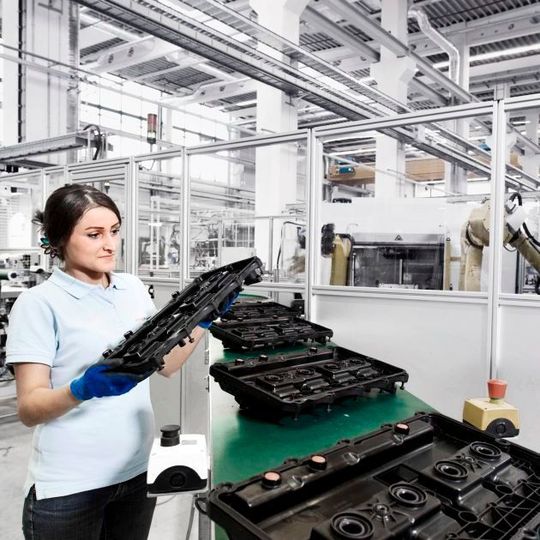 Durch Leichtbautechnik lassen sich Emissionen verringern und der Kraftstoffverbrauch senken. Durch Leichtbautechnik lassen sich Emissionen verringern und der Kraftstoffverbrauch senken.