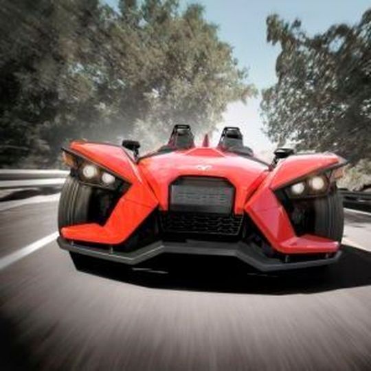 Als Preis des Slingshot nennt Polaris 29.990 Euro für den deutschen Markt und 37.990 Euro für Österreich. Als Preis des Slingshot nennt Polaris 29.990 Euro für den deutschen Markt und 37.990 Euro für Österreich.
