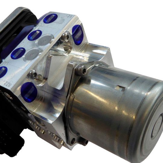 Die neueste ESC-Technologie von ZF TRW besitzt laut Unternehmen einen der leistungsfähigsten Mikroprozessoren der Automobilindustrie und kann so deutlich mehr Software integrieren. Die neueste ESC-Technologie von ZF TRW besitzt laut Unternehmen einen der leistungsfähigsten Mikroprozessoren der Automobilindustrie und kann so deutlich mehr Software integrieren.