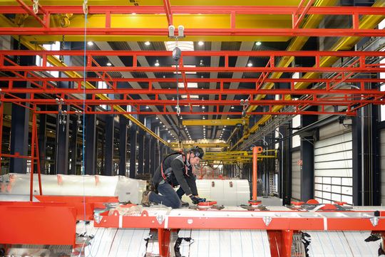 Beide Hände frei – über dem Kopf montierte Absturzsicherung stört nicht bei der Arbeit. Beide Hände frei – über dem Kopf montierte Absturzsicherung stört nicht bei der Arbeit.