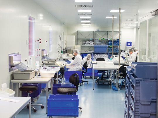 Reinraumfertigung bei Quinger: Mittels CAQ-Net können bei der Produktion von Medizintechnikkomponenten die verschiedene Best Practices aus GxP, FDA, ISO 13485 angewendet werden. Reinraumfertigung bei Quinger: Mittels CAQ-Net können bei der Produktion von Medizintechnikkomponenten die verschiedene Best Practices aus GxP, FDA, ISO 13485 angewendet werden.