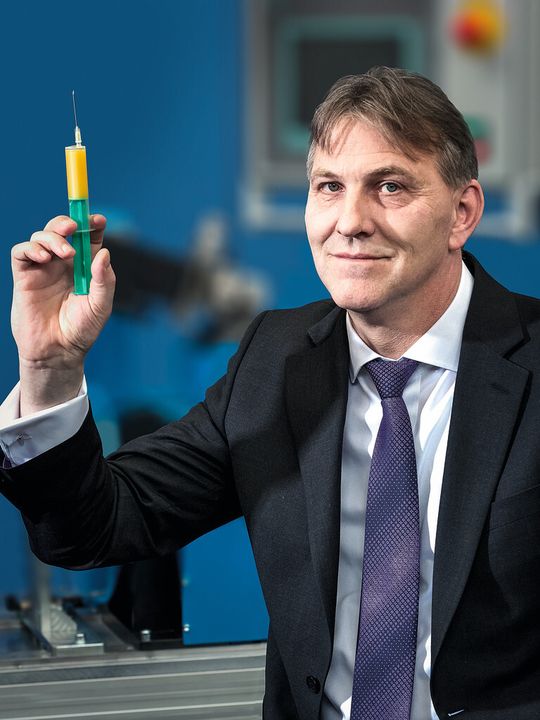 Die Kosten halbieren: Ralf Egerer von Nexans setzt auf effiziente Diodenlaser, um das Piksen preiswerter zu machen. Die Kosten halbieren: Ralf Egerer von Nexans setzt auf effiziente Diodenlaser, um das Piksen preiswerter zu machen.