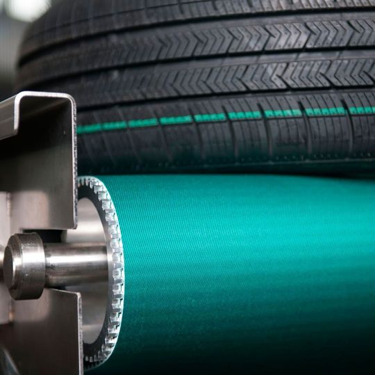Der Breitzahnriemen mit einer Teilung T10 aus thermoplastischem Polyurethan verfügt über einen Zugkörper aus Aramid und kann je nach Einsatzzweck individuell konfektioniert werden. Der Breitzahnriemen mit einer Teilung T10 aus thermoplastischem Polyurethan verfügt über einen Zugkörper aus Aramid und kann je nach Einsatzzweck individuell konfektioniert werden.