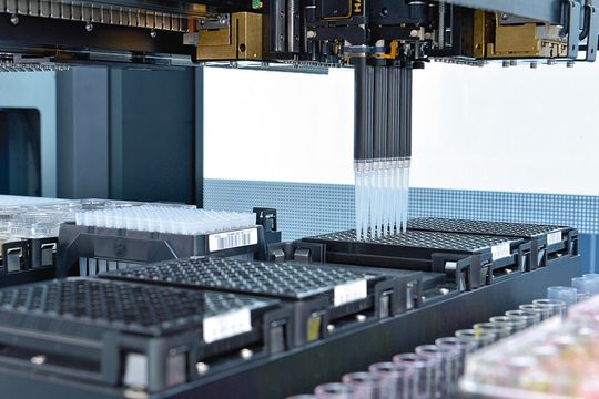 Liquid-Handling-System: Die Positionierung der Pipettierspitzen muss äußerst exakt erfolgen. Liquid-Handling-System: Die Positionierung der Pipettierspitzen muss äußerst exakt erfolgen.