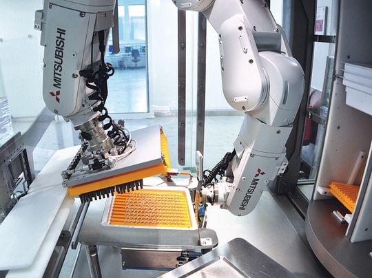 MRT-Roboter: In einem Handling-Modul für die Zuführung von Fertigspritzen in die Endverpackungsanlage hat Robotronic gleich zwei Überkopf-Knickarmroboter von Mitsubishi Electric integriert. MRT-Roboter: In einem Handling-Modul für die Zuführung von Fertigspritzen in die Endverpackungsanlage hat Robotronic gleich zwei Überkopf-Knickarmroboter von Mitsubishi Electric integriert.