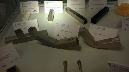 Die TU Bergakademie Freiberg erforscht neue Verbundwerkstoffe auf der Basis innovativer TRIP-Stähle in Kombination mit Zikondioxid-Keramiken. Diese neue Werkstofffamilie ist interessant für Crash-Strukturen im Automobilbau und verschleißbeanspruchte Komponenten im Maschinenbau. Die TU Bergakademie Freiberg erforscht neue Verbundwerkstoffe auf der Basis innovativer TRIP-Stähle in Kombination mit Zikondioxid-Keramiken. Diese neue Werkstofffamilie ist interessant für Crash-Strukturen im Automobilbau und verschleißbeanspruchte Komponenten im Maschinenbau.
