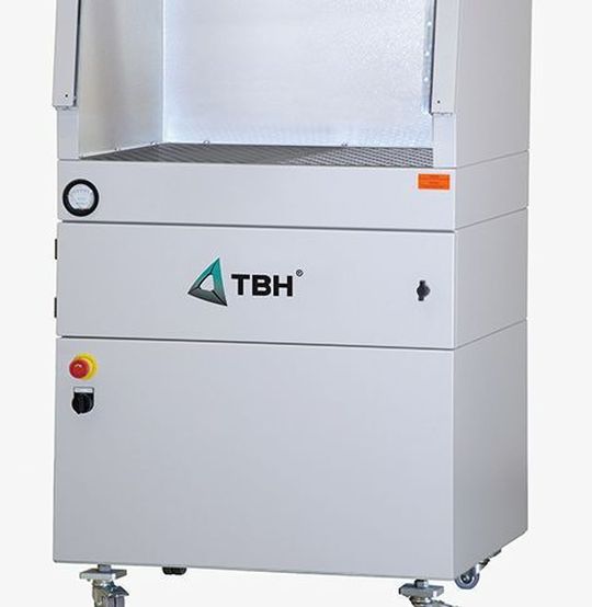 TBH Absaugkabinett DT 150 saugt Staub und kritische Gase ab.
