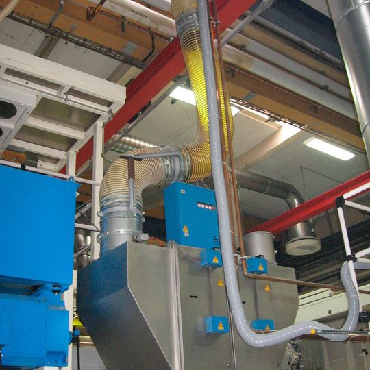Absaugung Extruder mit Elektrofilter aus Edelstahl (8000 m³/h). Absaugung Extruder mit Elektrofilter aus Edelstahl (8000 m³/h).