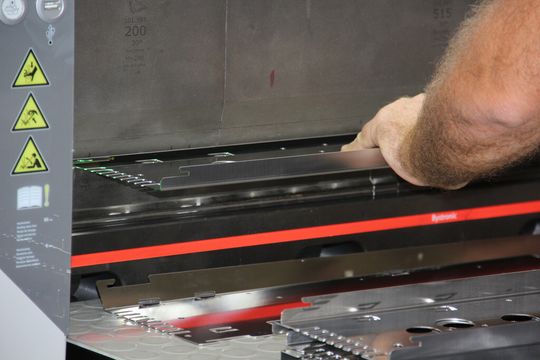 Wenn man nur Kleinteile biegen will, warum sollte man dann Platz für eine grosse Maschine aufwenden? Wenn man nur Kleinteile biegen will, warum sollte man dann Platz für eine grosse Maschine aufwenden?