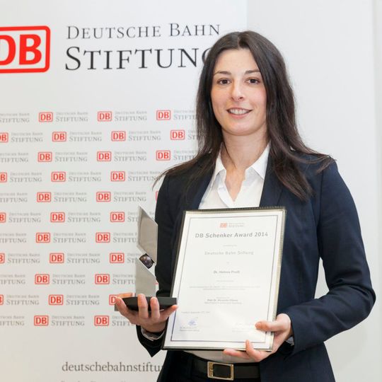 Dr. Helena Preiß von der Otto-Friedrich-Universität Bamberg kann sich über 10.000 Euro und den DB Schenker Award 2014 freuen. Dr. Helena Preiß von der Otto-Friedrich-Universität Bamberg kann sich über 10.000 Euro und den DB Schenker Award 2014 freuen.