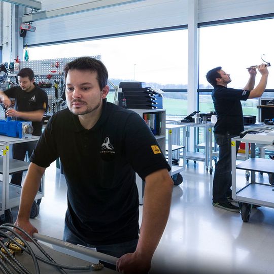 Ob Montage eines neuen Standard-Antriebes innerhalb weniger Stunden oder kurzfristige fachgerechte Instandsetzung einer defekten Einheit – wenn es einmal „brennt“, ist schneller Support durch den Customer Service garantiert. Ob Montage eines neuen Standard-Antriebes innerhalb weniger Stunden oder kurzfristige fachgerechte Instandsetzung einer defekten Einheit – wenn es einmal „brennt“, ist schneller Support durch den Customer Service garantiert.