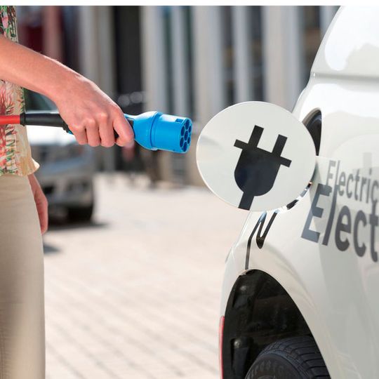 Halter von Elektrofahrzeugen können nun ein spezielles Nummernschild beantragen. Das bringt einige Vorteile. Halter von Elektrofahrzeugen können nun ein spezielles Nummernschild beantragen. Das bringt einige Vorteile.