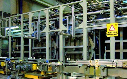 Doppel-Kammer-Anlage mit nebeneinander liegenden Reinigungskammern im Aufbau. Die Aufteilung der Teilereinigung auf mehrere Chargen verkürzt die Taktzeit, was bei Anlagenintegration in Fertigungslinien vorteilhaft ist. Bild: Dürr Ecocelan Doppel-Kammer-Anlage mit nebeneinander liegenden Reinigungskammern im Aufbau. Die Aufteilung der Teilereinigung auf mehrere Chargen verkürzt die Taktzeit, was bei Anlagenintegration in Fertigungslinien vorteilhaft ist. Bild: Dürr Ecocelan