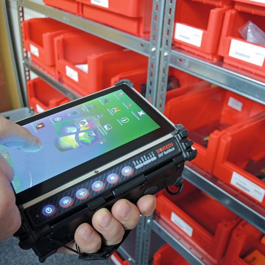 Das SH7-Taskbook von Soredi begleitet seine Anwender zuverlässig bei allen Aufgaben der Distributions- und Intralogistik. Das SH7-Taskbook von Soredi begleitet seine Anwender zuverlässig bei allen Aufgaben der Distributions- und Intralogistik.