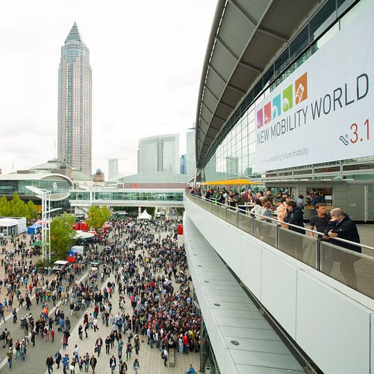 Insgesamt wurden auf dem In- und Outdoor-Parcours der New Mobility World mehr als 22.000 Testfahrten, auch mit elektrifizierten Tretrollern unternommen. Insgesamt wurden auf dem In- und Outdoor-Parcours der New Mobility World mehr als 22.000 Testfahrten, auch mit elektrifizierten Tretrollern unternommen.