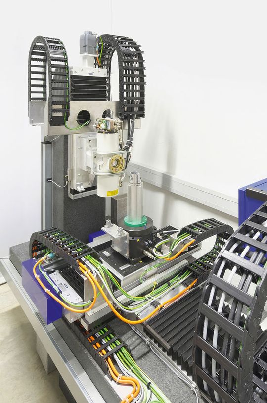 Zur Computertomographie werden die Bauteile, wie beispielsweise Kolben für PKW-Motoren, auf einem direkt angetriebenen Rundschalttisch platziert. Mithilfe der Hochleistungs-Röntgenquelle konnten die Zykluszeiten für 3D-Prüfungen um bis zu 75 % reduziert werden. Zur Computertomographie werden die Bauteile, wie beispielsweise Kolben für PKW-Motoren, auf einem direkt angetriebenen Rundschalttisch platziert. Mithilfe der Hochleistungs-Röntgenquelle konnten die Zykluszeiten für 3D-Prüfungen um bis zu 75 % reduziert werden.