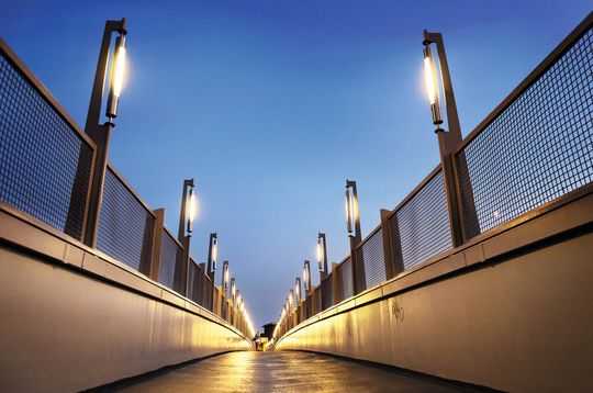 Angepasste LED-Beleuchtung: Mit Sensorik und einem drahtlosen Netzwerk lassen sich Straßenleuchten an ihre Umgebung anpassen und zentral steuern. Angepasste LED-Beleuchtung: Mit Sensorik und einem drahtlosen Netzwerk lassen sich Straßenleuchten an ihre Umgebung anpassen und zentral steuern.