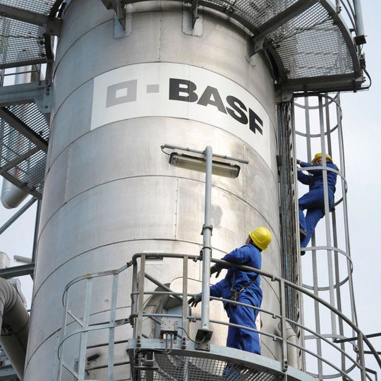 BASF dämpft die Erwartungshaltung und korrigiert die eigenen Prognosen nach unten. BASF dämpft die Erwartungshaltung und korrigiert die eigenen Prognosen nach unten.