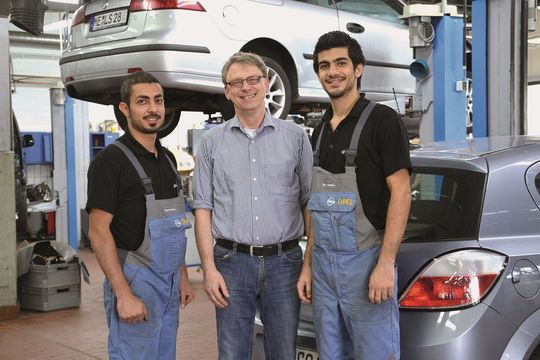Mohammad (li.) und Yazan Laila (re.) sind froh, dass ihnen der Geschäftsführer des Autohauses Gierten, Michael Esser, eine Ausbildung ermöglicht.