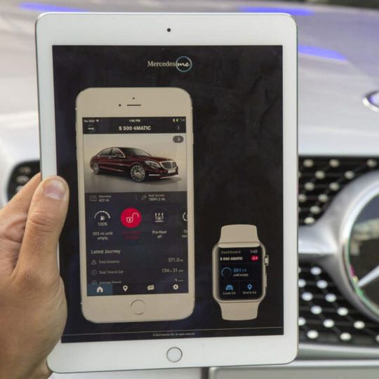 Die digitale Vernetzung mit den Kunden, wie beim Programm „Mercedes me“, wird für die Automobilhersteller immer wichtiger.