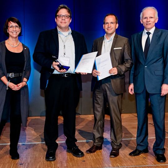 Dr. Kay Bernhard und Dr. Arnim Kraatz (v. l.) von Evonik nehmen die AVK-Auszeichnung für die Neuentwicklung „Rohacell Triple F - Serientaugliche Schaumstoffkerne für Sandwichbauteile“ in der Kategorie Produkte und Anwendungen entgegen. Dr. Kay Bernhard und Dr. Arnim Kraatz (v. l.) von Evonik nehmen die AVK-Auszeichnung für die Neuentwicklung „Rohacell Triple F - Serientaugliche Schaumstoffkerne für Sandwichbauteile“ in der Kategorie Produkte und Anwendungen entgegen.
