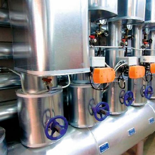 In großen Heizungsanlagen oder Kühlwassersystemen führen Kalk und Schmutz im Wärmeträgermedium Wasser zur Verminderung der Energieeffizienz und zu Schäden an Pumpen und Armaturen. In großen Heizungsanlagen oder Kühlwassersystemen führen Kalk und Schmutz im Wärmeträgermedium Wasser zur Verminderung der Energieeffizienz und zu Schäden an Pumpen und Armaturen.