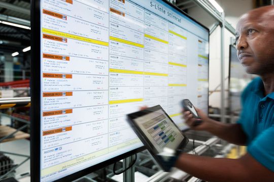 Optimale Materialversorgung in der Schaufensterfabrik bei Wittenstein in Fellbach mithilfe des Versorgungszuges „Milkrun 4.0“: Cyber-Physische Systeme unterstützen den Menschen bei seiner Arbeit. Optimale Materialversorgung in der Schaufensterfabrik bei Wittenstein in Fellbach mithilfe des Versorgungszuges „Milkrun 4.0“: Cyber-Physische Systeme unterstützen den Menschen bei seiner Arbeit.
