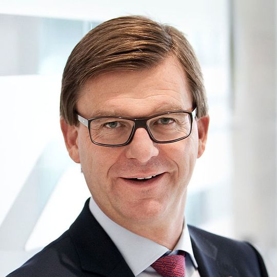Thomas Edig (53) wird mit Wirkung zum 1. Oktober 2015 zum neuen Personalvorstand der Marke Volkswagen Nutzfahrzeuge in Hannover berufen. Thomas Edig (53) wird mit Wirkung zum 1. Oktober 2015 zum neuen Personalvorstand der Marke Volkswagen Nutzfahrzeuge in Hannover berufen.