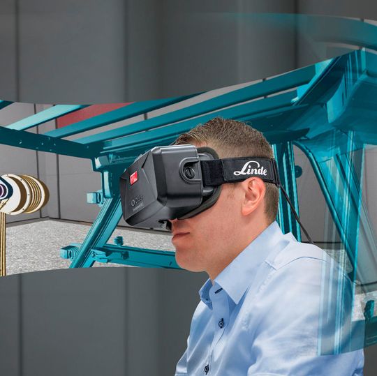 Mit der Datenbrille bewertet der Ingenieur die Sichtverhältnisse aus der Position des Staplerfahrers. Die 3D-Rundumsicht basiert auf den CAD-Daten des Gabelstaplers. So können auch neue Anbauteile wie Hubmasten schon in der Entwicklungsphase getestet werden. Mit der Datenbrille bewertet der Ingenieur die Sichtverhältnisse aus der Position des Staplerfahrers. Die 3D-Rundumsicht basiert auf den CAD-Daten des Gabelstaplers. So können auch neue Anbauteile wie Hubmasten schon in der Entwicklungsphase getestet werden.