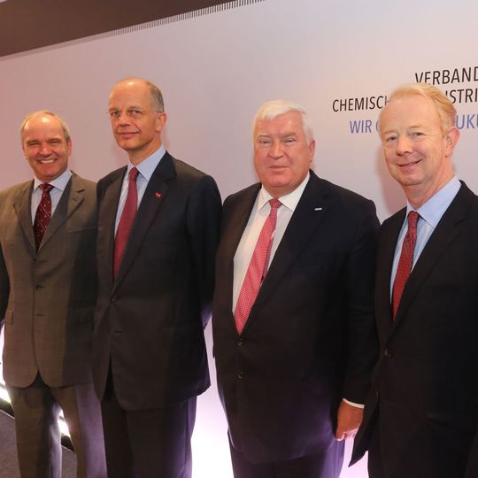 Der alte und neue Vorstand des VCI: (v.l.) Dr. Karl-Ludwig Kley (Merck), Dr. Kurt Bock (BASF), Dr. Klaus Engel (Evonik), Dr. Marijn E. Dekkers (Bayer). Der alte und neue Vorstand des VCI: (v.l.) Dr. Karl-Ludwig Kley (Merck), Dr. Kurt Bock (BASF), Dr. Klaus Engel (Evonik), Dr. Marijn E. Dekkers (Bayer).