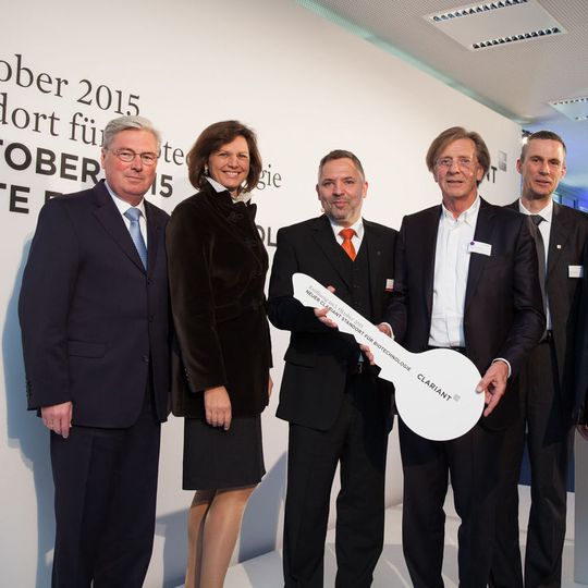 Nahmen symbolisch den Schlüssel für die neuen Räumlichkeiten entgegen: Clariant CEO Hariolf Kottmann, Ilse Aigner, bayerische Staatsministerin für Wirtschaft und Medien, Energie und Technologie, André Koltermann, Head of Group Biotechnology, Bauherr und Eigentümer Manfred Wander, Jens Stephan, Standortleiter Planegg und Prof. Dr. Haralabos Zorbas, IBB Netzwerk (von links nach rechts). Nahmen symbolisch den Schlüssel für die neuen Räumlichkeiten entgegen: Clariant CEO Hariolf Kottmann, Ilse Aigner, bayerische Staatsministerin für Wirtschaft und Medien, Energie und Technologie, André Koltermann, Head of Group Biotechnology, Bauherr und Eigentümer Manfred Wander, Jens Stephan, Standortleiter Planegg und Prof. Dr. Haralabos Zorbas, IBB Netzwerk (von links nach rechts).