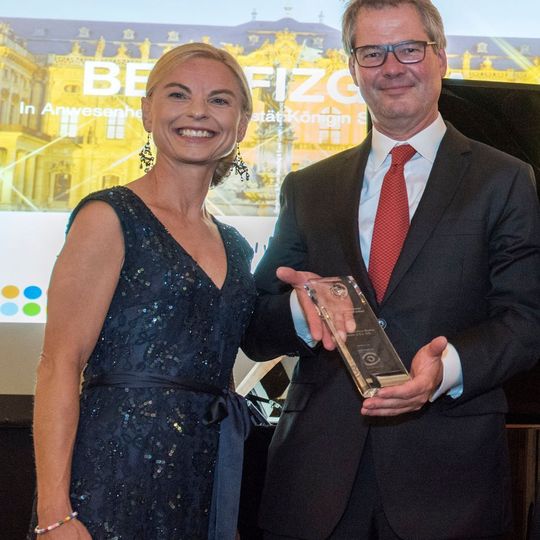 Åsa Petersson (Geschäftsführerin Region Mainfranken GmbH) übergab Stefan Rühling die Auszeichnung auf der Benefizgala.