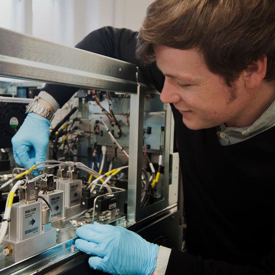 Prof. Dr. Kevin Pagel mit dem Ionenmobilitäts-Massenspektrometer