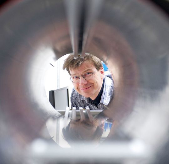 Klaus Kirch, Laborleiter Teilchenphysik am PSI, an einem Testaufbau zur Messung des elektrischen Dipolmoments des Neutrons. Die Forschenden haben eine neue Methode entwickelt, ultrakalte Neutronen zu vermessen. Diese kann womöglich bei der Erklärung helfen, weshalb beim Urknall deutlich mehr Materie als Antimaterie entstand. Klaus Kirch, Laborleiter Teilchenphysik am PSI, an einem Testaufbau zur Messung des elektrischen Dipolmoments des Neutrons. Die Forschenden haben eine neue Methode entwickelt, ultrakalte Neutronen zu vermessen. Diese kann womöglich bei der Erklärung helfen, weshalb beim Urknall deutlich mehr Materie als Antimaterie entstand.