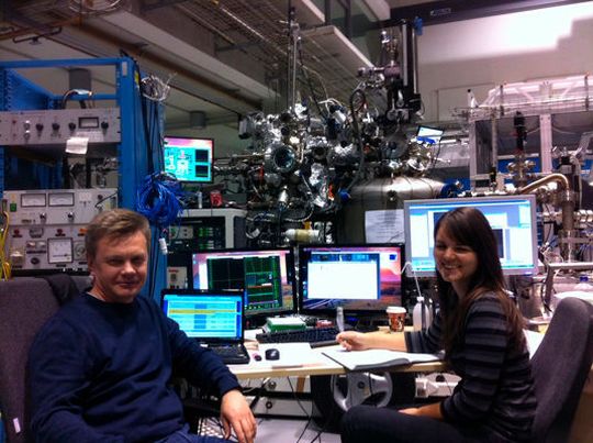 Dr. Sergey Subach, Forschungszentrum Jülich, und Dr. Eva-Maria Reinisch, Karl-Franzens-Universität Graz, bei Messungen an der Metrology Light Source (MLS) der Physikalisch-Technischen Bundesanstalt (PTB)