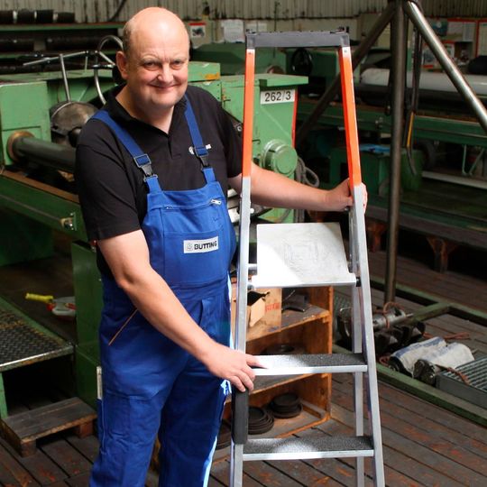 Christoph Kiemann, der Leiterbeauftragte der Butting-Gruppe, setzt auf Stufenstehleitern der Günzburger Steigtechnik mit der rutschhemmenden Trittauflage Clip-Step R13. Christoph Kiemann, der Leiterbeauftragte der Butting-Gruppe, setzt auf Stufenstehleitern der Günzburger Steigtechnik mit der rutschhemmenden Trittauflage Clip-Step R13.